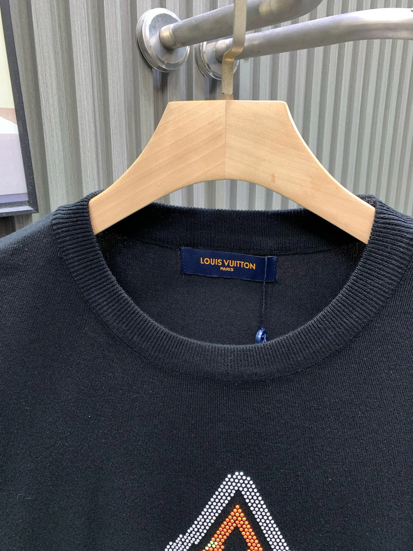 🅿️240 🀄️ Louis Vuitton Louis Vuitton Louis Vuitton Four-leaf clover hot-drilled knitted short-sleeved YB purchased and printed. Made of customized 32-count combed cotton double yarn fabric. 1*1 Solana rib in the same cylinder. The fabric is fermented. The four-leaf clover hot-drilled pattern is embellished on the chest. Bright 3D Monogram flowers are integrated into the chest. The handwritten Louis Vuitton logo is used to highlight the brand identity and can be paired with bottoms of the same season to create a fashionable look. The short-sleeved shirt is not a stereotype, but must be unique and eye-catching. The appearance and quality of this short-sleeved shirt are all online. The comfort level is the same as always. The fashionability, including the fabric and cutting process, are all made of 300 grams of knitted fabric. Pure cotton is breathable, very refreshing and comfortable for daily wear. The rib knitting on the neckline is smooth and tight. The neckline won't be skewed no matter what you do. It's a loose fit. You'll find it looks really good on the upper body. The overall design is minimalist and neat. Super versatile custom accessories for daily use. Complete with three standards. Same style for men and women.